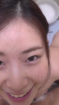 大胆な招待状。ブラなしのからかいはパンティラインを見せ、遊び心のある熱さに抗いきれないほど密着する。- パート2