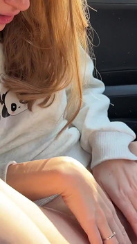 Zwei Freunde im Auto in der Öffentlichkeit