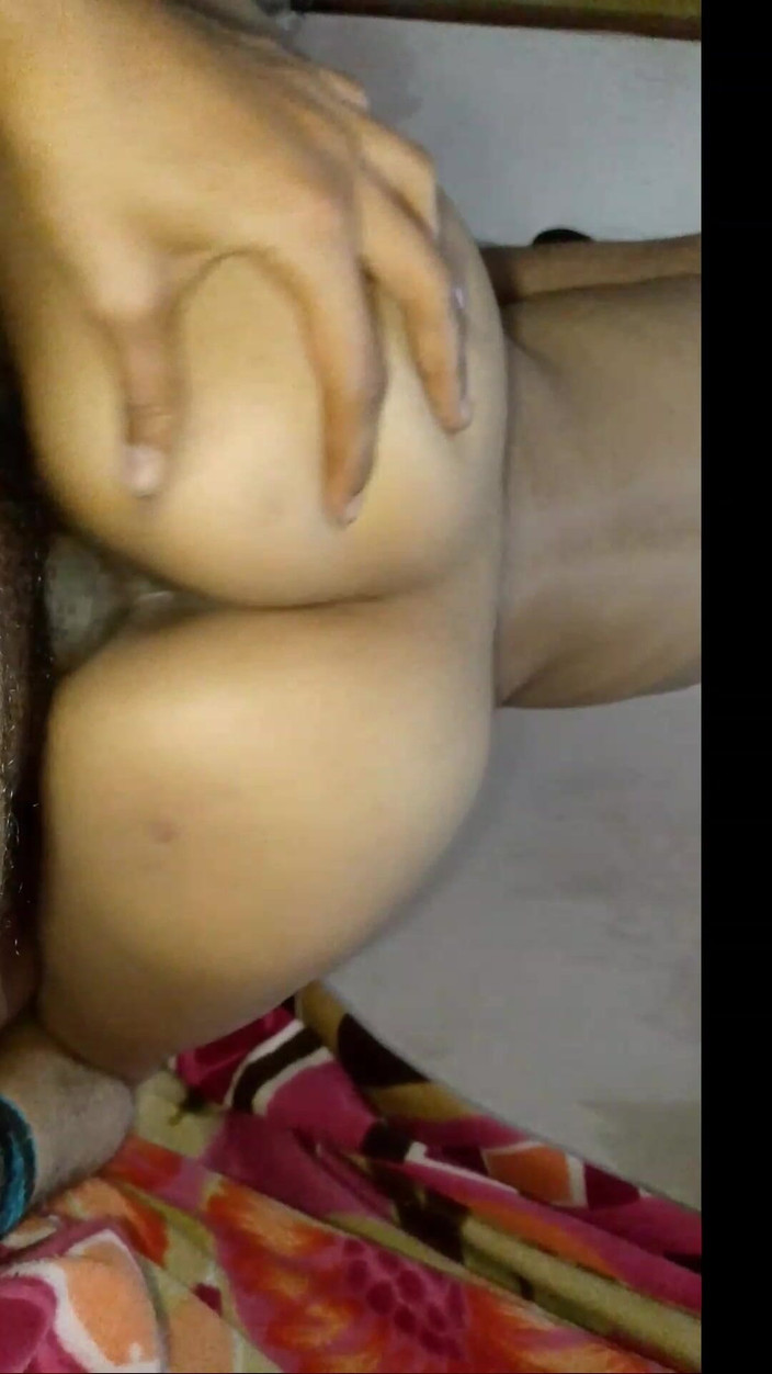 Indian star: Depois de seduzir a enteada do proprietário, ele a deixou...