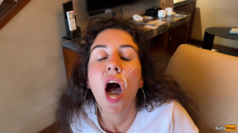 Katty West: 带走了女孩的绿帽奴丈夫，在家里操了她