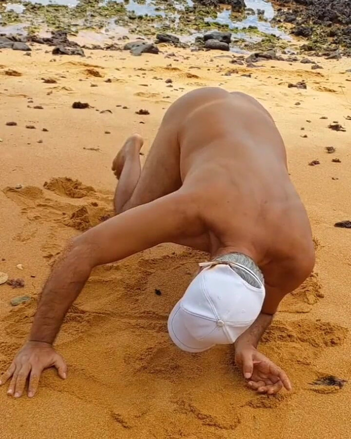 Ladysilvas: Ladysilva desnuda en la playa mostrando su culo bronceado caliente...