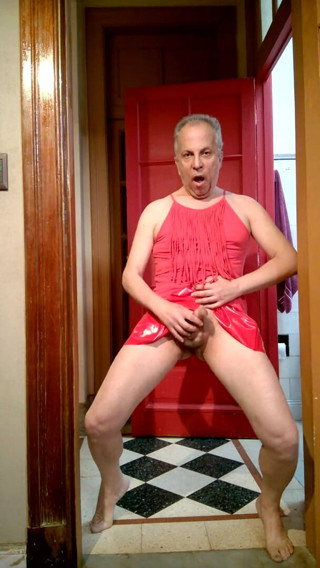 Dildo Man and Cross Hard Sex: Masturbation mit frauenklamotten und einem schönen kleinen roten rock