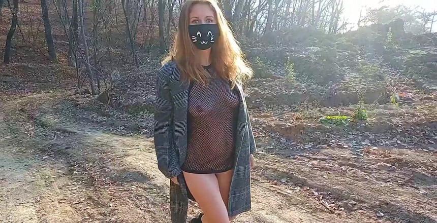 Juli Smith Meow: Gadis remaja amatir jalan-jalan di luar ruangan sambil bugil