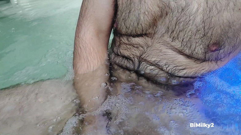 BiMilky2: Bărbat păros excitat în jacuzzy
