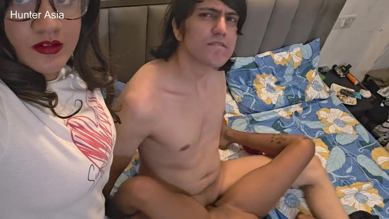 hunter Asia: Chica Grande Grabando Primos Teniendo Sexo