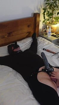 Cavalcando il suo grosso dildo strapon