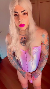 Trans Barbie-docka runkar och kommer