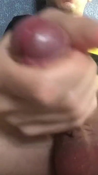 Twink yang luar biasa menunjuk-nunjukkan precum dan melancapnya sehingga pancutan mani