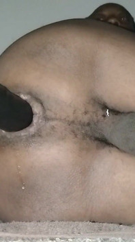 Brutta penetrazione anale con dildo da 11 pollici scopata