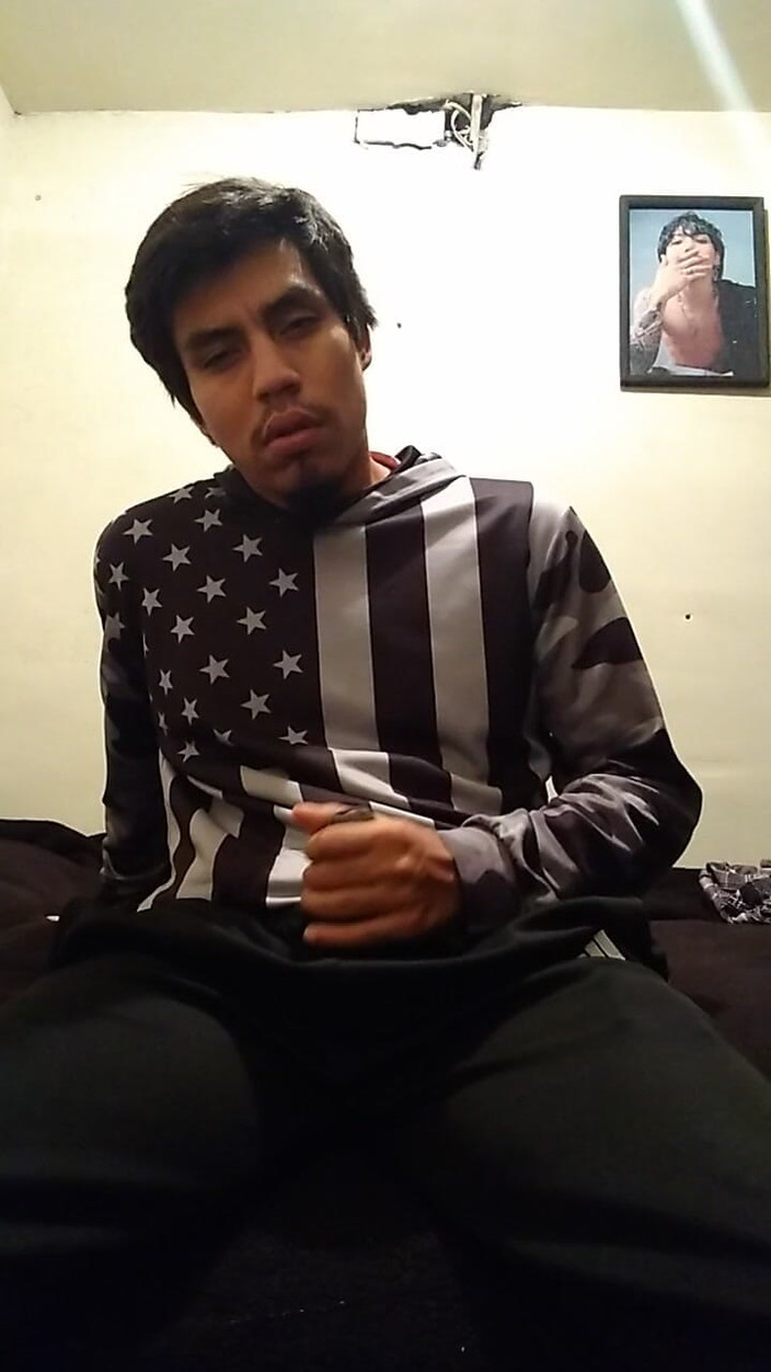 AlexAlejandro13: Svůdný muž s obrovským ptákem, který z něj vykukuje