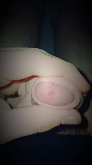 Glassofsperm: Genç oğlan boşalana kadar penisi ve taşaklarıyla oynuyor