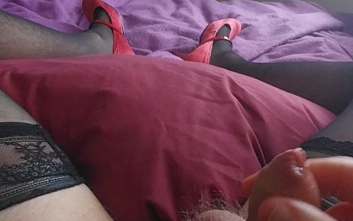 Cindy Belfast: 穿着性感内衣的兴奋娘娘腔高潮