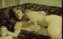 Vintage megastore: Retro behaarte blondine anal fickt mit einem schnurrbart-typen