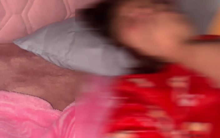 MorritasMX: Keponakan tiri istriku lagi nungguin di ranjang! Buatan sendiri