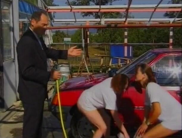Lucky Cooch: Brunette tieners geïnterviewd tijdens het wassen van de auto