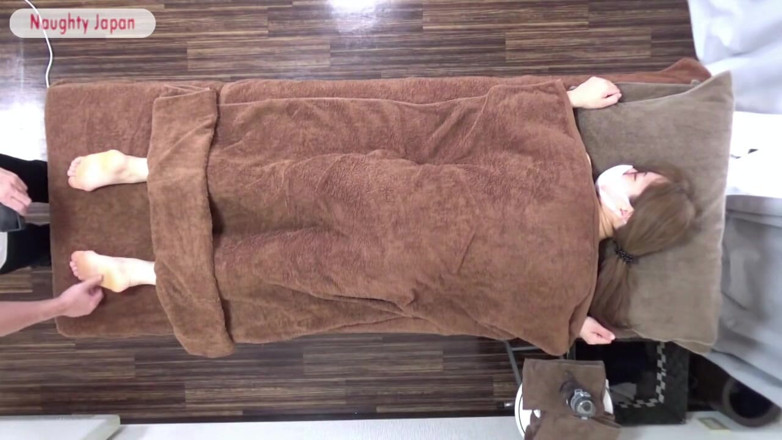 TOKYO HONEY TRAP: Uncensored Amateur - Busy Single Mom Visits for an Intense Massage...