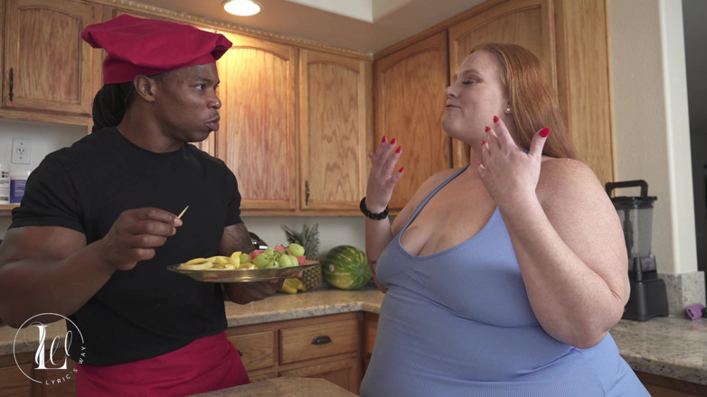 LyricsWay: Bbw Julie Ginger neukt familiekok terwijl man weg is