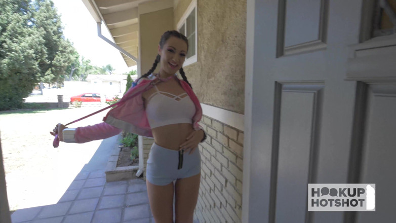 Hookup Hotshot: Yakalı sürtük Lily Adams sert bir sikişten sonra hepsini yutuyor!