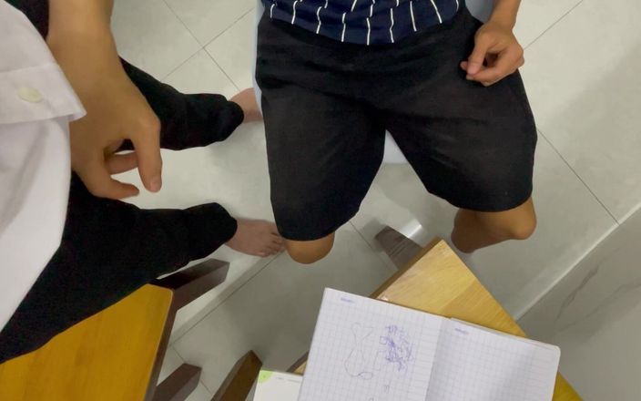 Quan Vietnam 18: युवा कुंवारे लड़के के छात्र को पहली बार बूढ़े टीचर द्वारा दंडित किया गया। दूध निकाला, बिना कंडोम बड़ा लंड तंग छेद में वीर्य अंदर।