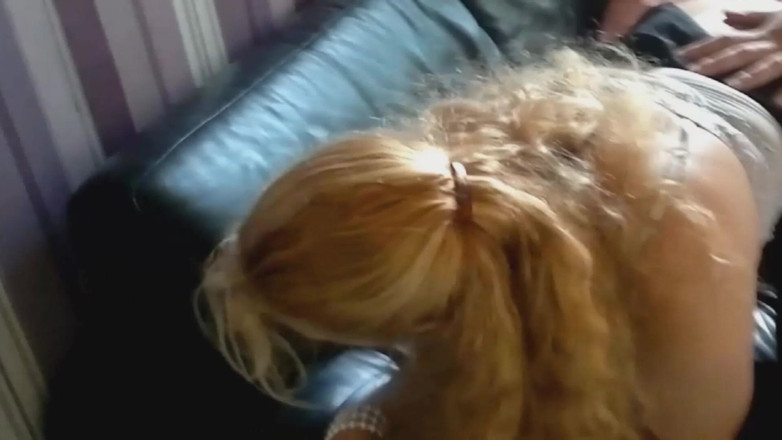 Monde Francais: Ona je amatérská francouzská holka, která má hluboko v krku...