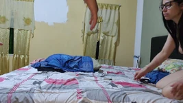 なんてこった、どうしたらいいのかわかりません。みんなが横になった後、義理のいとこが私をつかみました。