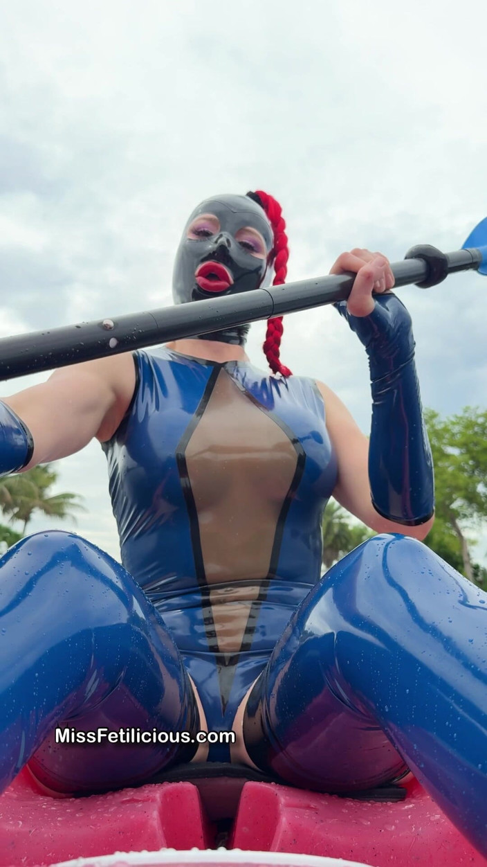 Miss_Fetilicious: Jízda na kajaku v latexu byla zábava!
