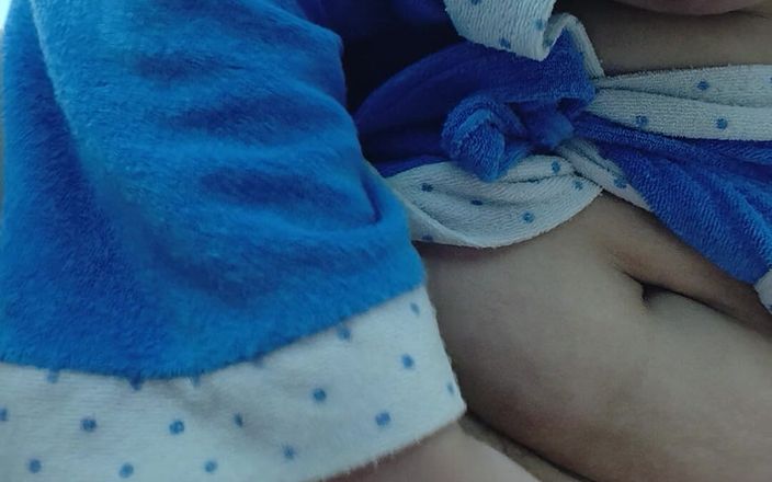 Vaginabig88: 젖은 상태에서 자위하는 학생