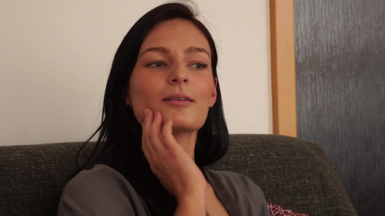 Bitch hunter: Une brune mature excitée doigte sa chatte dégoulinante jusqu’à l’orgasme