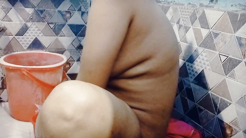 Hot_girl_priya1: Švagrová se koupe nahá v koupelně