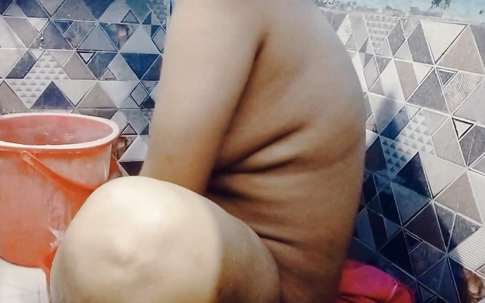 Hot_girl_priya1: 義理の妹がバスルームで裸で入浴