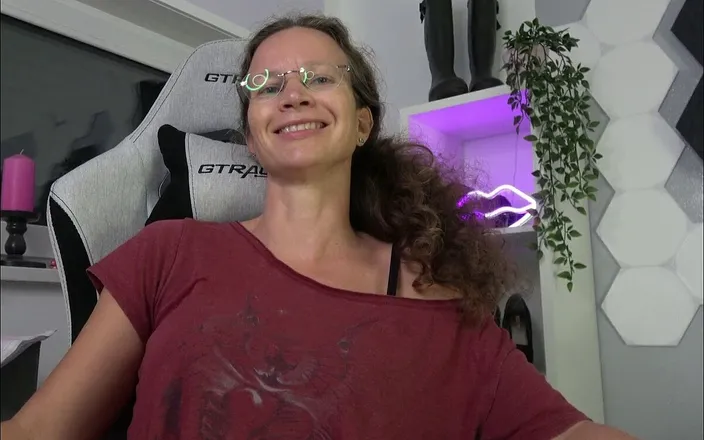 Annika Rose: Sludge Pushing - I'll Sit on You!