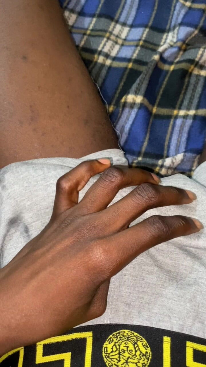 Slimniqqa: Me atraparon acariciando mi gran polla negra