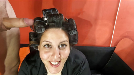 Young_strawberry: Freche schlampe macht haare mit rollschuhen und gibt einen blowjob