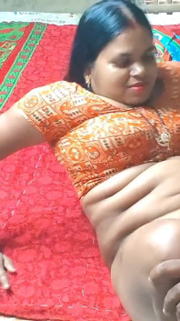 혼자 배다른 여동생을 찾은 후, 의붓아빠가 그녀를 벗기고 따먹어