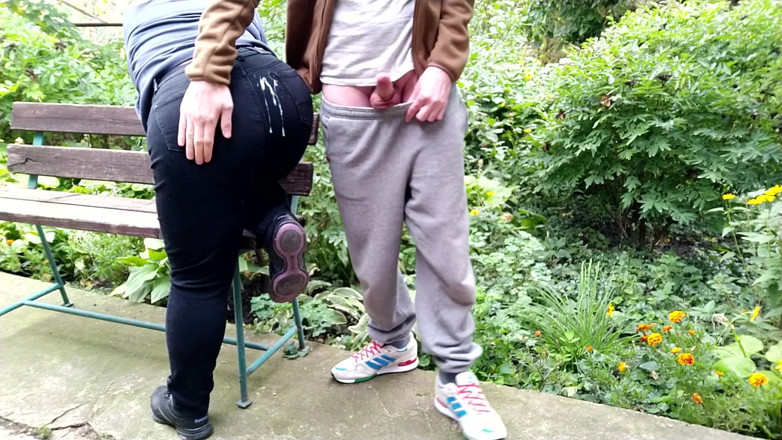 OurFetishLife: Une belle inconnue pulpeuse m'a aidé à jouir sur son jean
