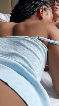 Terapeuta fizică excitată Ami Bue îmi oferă un orgasm intens