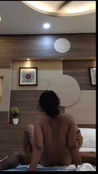 Indiancă bhabhi excitată se urcă pe topul meu și se fute tare până când ejaculez