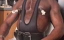 Black smoking muscle stepdad: Palenie sikora mięśni pompa i duży naoliwiony kulturysta Butt Prostate...