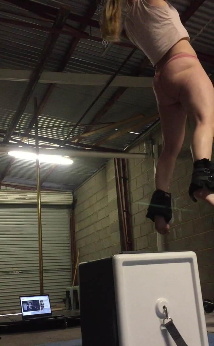 Michellexm: Мускулистая гибкая - часть 20