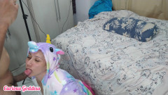 Adrian And Curious: Цікава богиня - дівчина єдинорога показує, як її дупа трахає її дупу, смокче член, кінчаючи їй в рот, частина 1