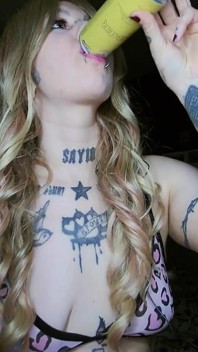 Sexy alternativa rubia burlona