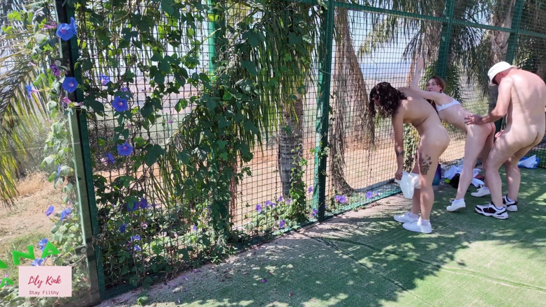 Lily kink: Swingers Maduros En La Cancha De Tenis Al Aire Libre,...