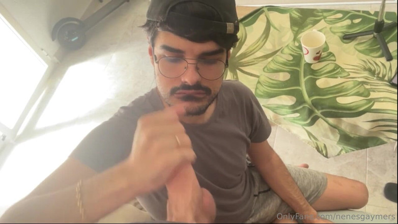 Nenesgaymers: Twink îl face pe prietenul său să ejaculeze cu o muie