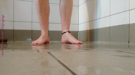 Carmen_Nylonjunge: Pies pegajosos en la ducha