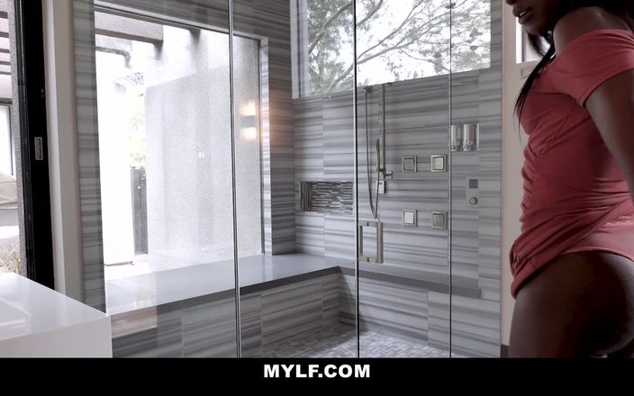 Mylf Official: Ana Foxxx Evi Rei sex în trei cu negresă