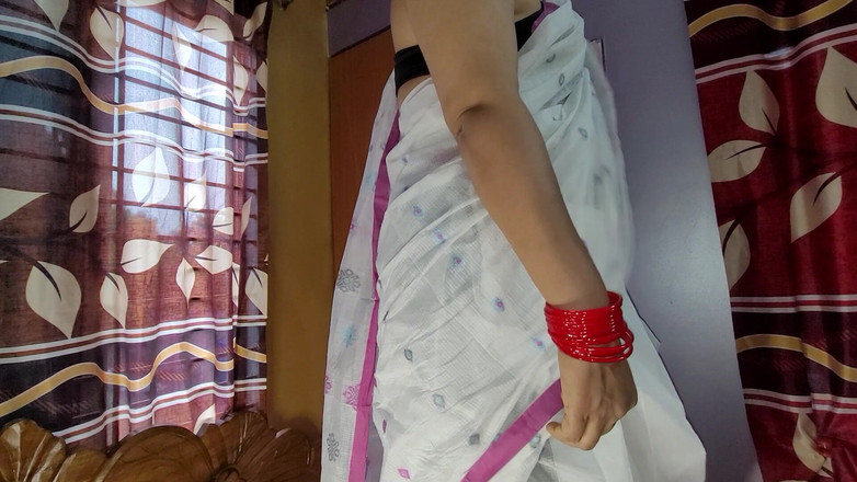 Tasnim Zara: Gadis Bangladesh berarti memeknya yang berair dalam saree.