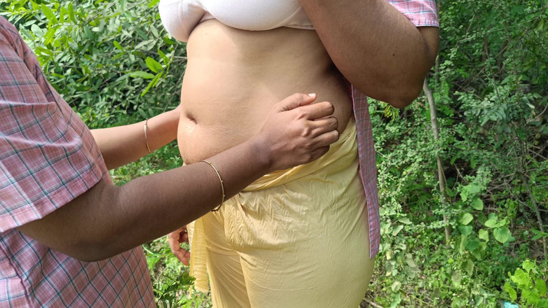 Wonder: Une étudiante lesbienne uniforme dans la nature