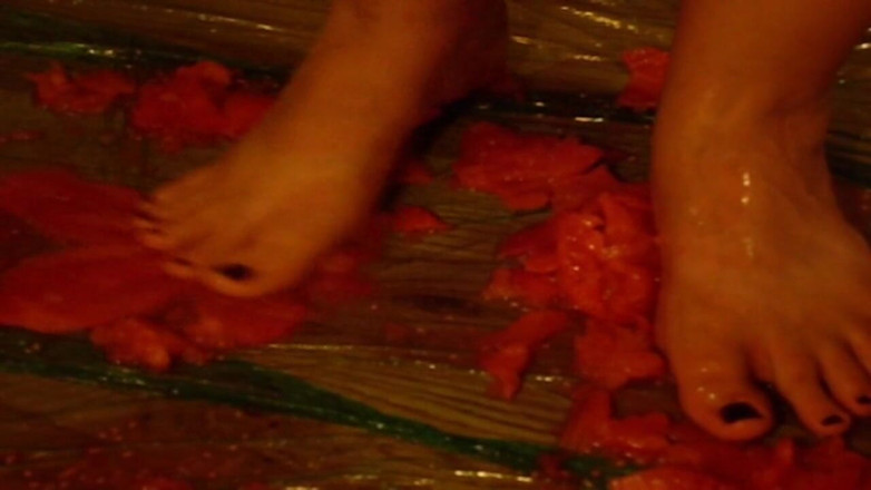 Sexy Amateurz: Crushing food with feet