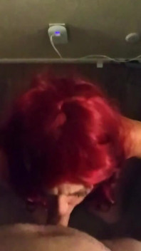 Ruiva tinder puta recebe facial e engole