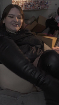Lonely masturbuje s novým vibrátorem, aby dosáhla orgasmu s hojným stříkáním